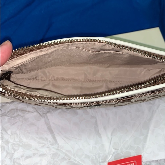 Coach wristlet/clutch signature and off-white NWT - Picture 4 of 8